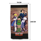 Produktansicht des Hunter x Hunter Badetuchs freigestellt auf weißem Hintergrund; das Design mit den Anime-Charakteren ist mit Maßpfeilen für eine Länge von 140 cm und eine Breite von 70 cm versehen.