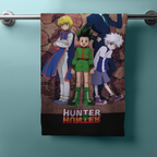 Hunter x Hunter Badetuch aufgehängt an einer Handtuchstange vor türkisfarbener Wand; das Motiv zeigt die bekannten Anime-Charaktere über dem Logo-Schriftzug.