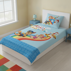 Hellblaue Paw Patrol Kinderbettwäsche komplett aufgezogen auf einem weißen Bett; das farbenfrohe Design zeigt die bekannten Hunde-Charaktere auf einem Regenbogen in einem gemütlich eingerichteten Kinderzimmer.