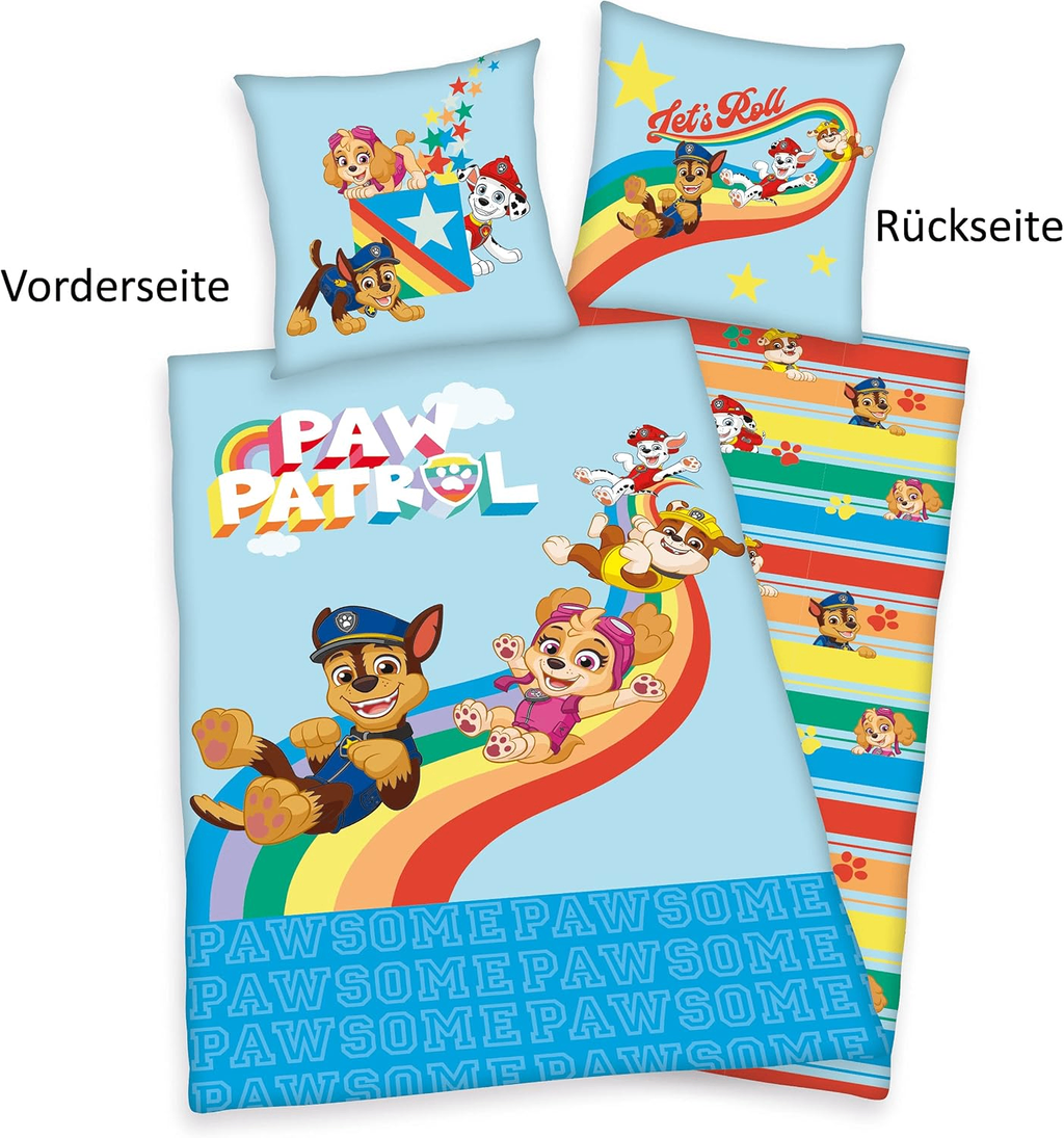 Produktansicht der Paw Patrol Bettwäsche, die sowohl die hellblaue Vorderseite mit großem Motiv als auch die gestreifte Rückseite inklusive der beiden unterschiedlichen Kissen-Designs zeigt.