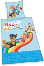 Klassische Produktansicht des Paw Patrol Bettwäsche-Sets freigestellt auf weißem Hintergrund; zu sehen sind der Deckenbezug mit den rutschenden Fellfreunden auf dem Regenbogen sowie das passende Kopfkissen.