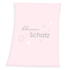 Produktansicht der rosa Babydecke freigestellt auf weißem Hintergrund mit dem Motiv „kleiner Schatz“.