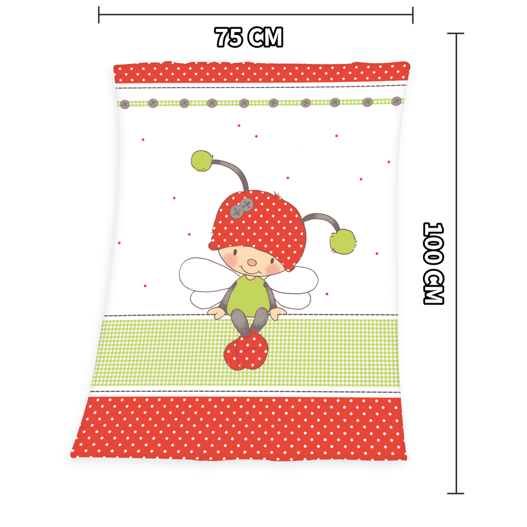 Produktansicht der Baby-Kuscheldecke freigestellt auf weißem Hintergrund; das farbenfrohe Käfer-Design mit grün-weiß karierten Elementen ist mit Maßpfeilen für eine Länge von 100 cm und eine Breite von 75 cm versehen.