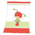 Produktansicht der Baby-Kuscheldecke freigestellt auf weißem Hintergrund; zeigt das gesamte, farbenfrohe Käfer-Design mit den gepunkteten und grün-weiß karierten Musterelementen in der direkten Draufsicht.