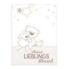 Produktansicht der Kuscheldecke freigestellt auf weißem Hintergrund; zeigt das vollständige Design in der Draufsicht mit Sternen am oberen Rand, dem Bär-Schaf-Motiv in der Mitte und dem Text auf gestreiftem Grund.