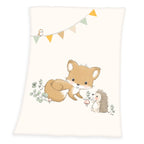 Produktansicht der Baby-Kuscheldecke freigestellt auf weißem Hintergrund; zeigt das vollständige, liebevolle Design mit Fuchs, Igel und Wimpelkette in der direkten Draufsicht.
