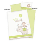 Produktübersicht der Babybettwäsche freigestellt auf weißem Hintergrund mit Beschriftungen für „Vorderseite“ und „Rückseite“; zeigt das Tiermotiv auf der hellen Vorderseite sowie das grün-weiß gestreifte Design der Rückseiten von Kissen und Bettbezug.
