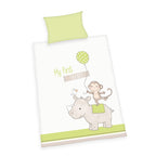 Produktansicht der Babybettwäsche freigestellt auf weißem Hintergrund; zeigt den Bettbezug mit dem vollständigen „My first FRIENDS“-Design in der Draufsicht, kombiniert mit der grün-weiß gestreiften Variante des Kopfkissens.