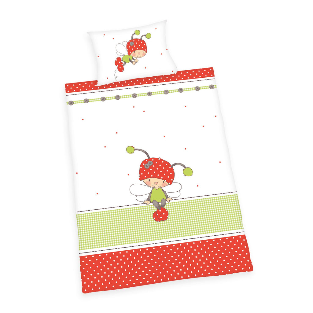 Produktansicht der Babybettwäsche freigestellt auf weißem Hintergrund; zeigt das gesamte Set bestehend aus Kopfkissen und Bettbezug mit dem farbenfrohen Käfer-Motiv in der direkten Draufsicht.