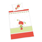 Produktansicht der Babybettwäsche freigestellt auf weißem Hintergrund; zeigt das gesamte Set bestehend aus Kopfkissen und Bettbezug mit dem farbenfrohen Käfer-Motiv in der direkten Draufsicht.