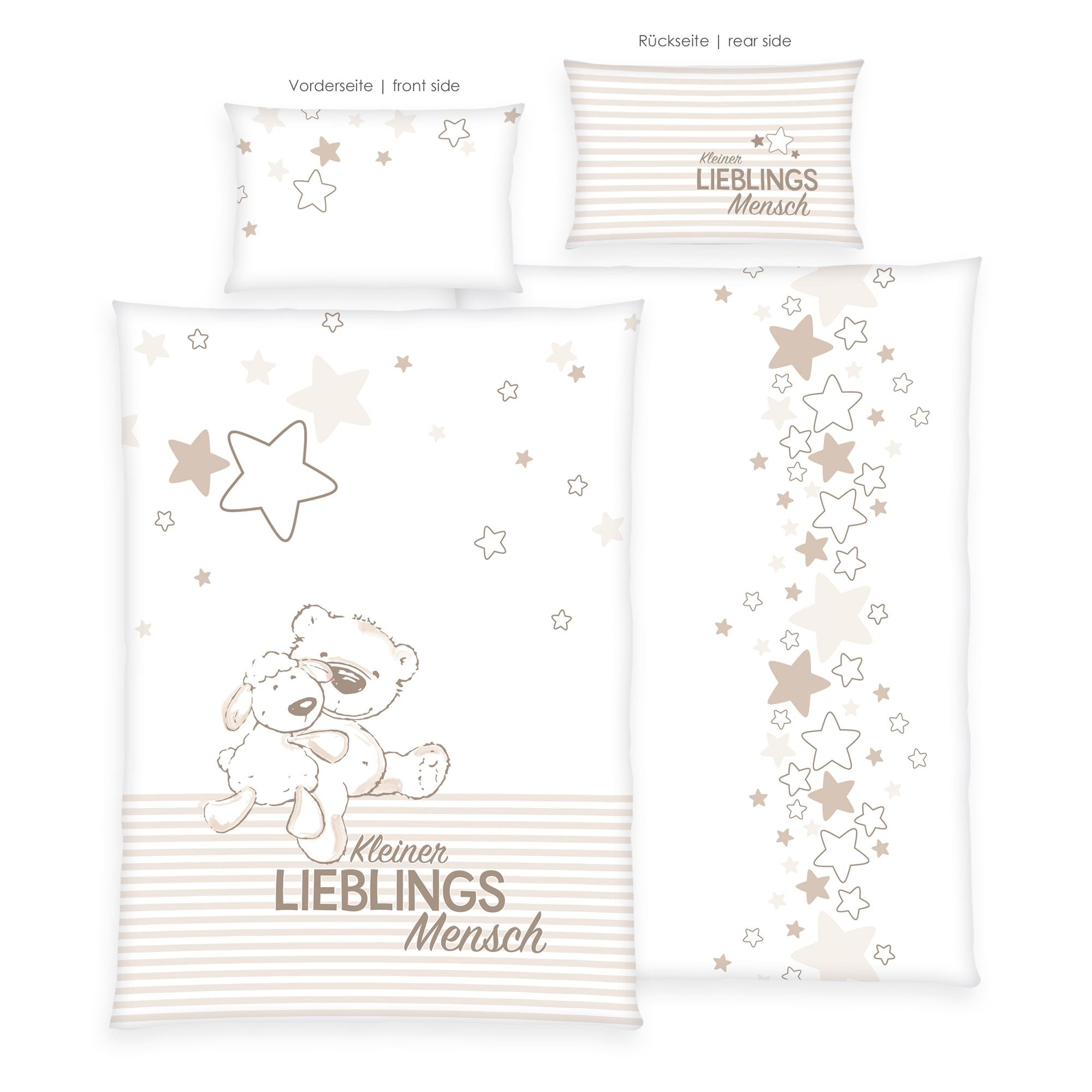 Produktübersicht der freigestellten Babybettwäsche mit Beschriftungen für Vorder- und Rückseite; veranschaulicht das Bären-Design der Vorderseiten sowie die Sternen- und Streifen-Muster der Wendeseiten.