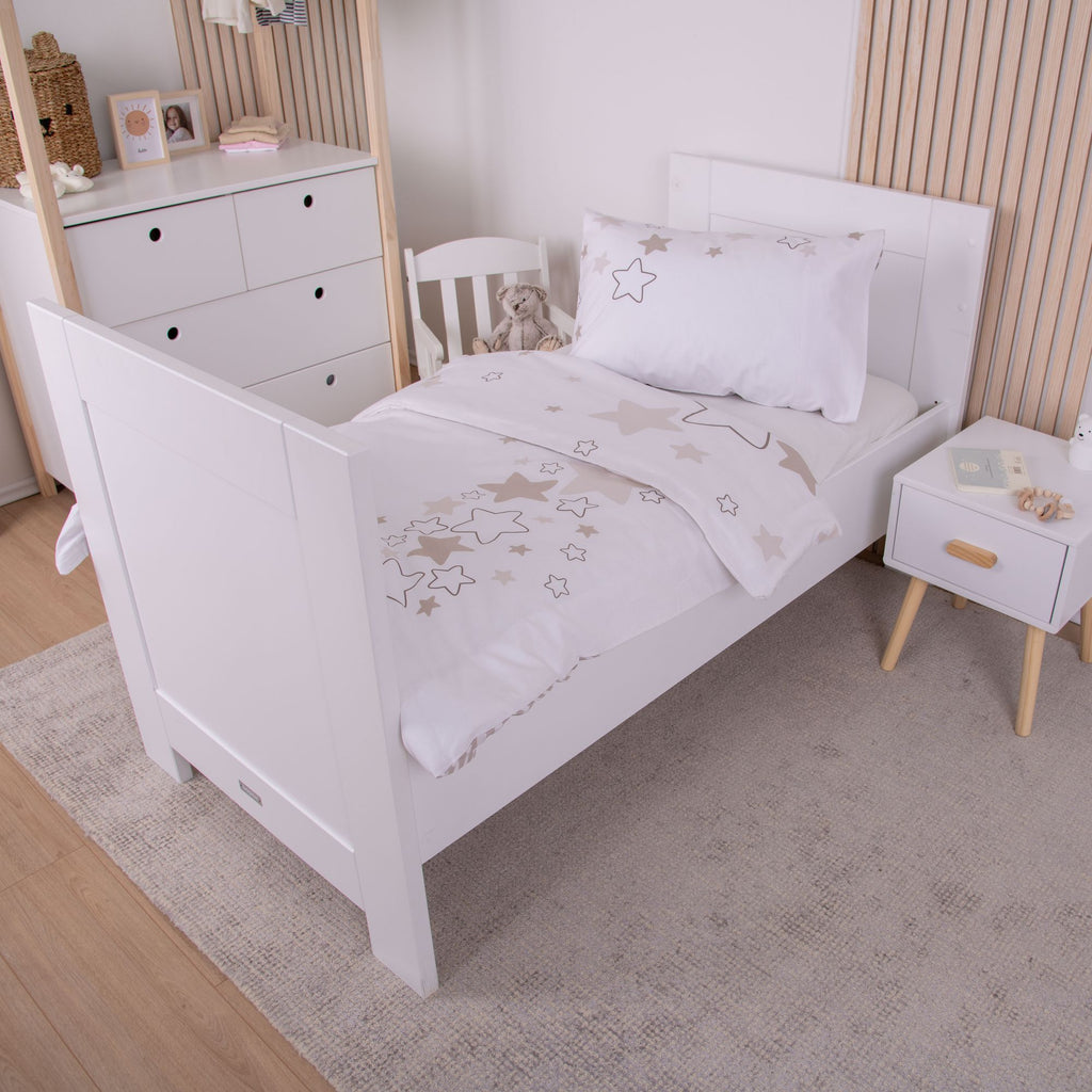 Weitere Schlafzimmer-Ansicht des Gitterbettes; hier ist die Decke tiefer zurückgeschlagen, wodurch auch die Sternen-Musterung auf dem Kissen gut zur Geltung kommt.