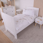 Weitere Schlafzimmer-Ansicht des Gitterbettes; hier ist die Decke tiefer zurückgeschlagen, wodurch auch die Sternen-Musterung auf dem Kissen gut zur Geltung kommt.