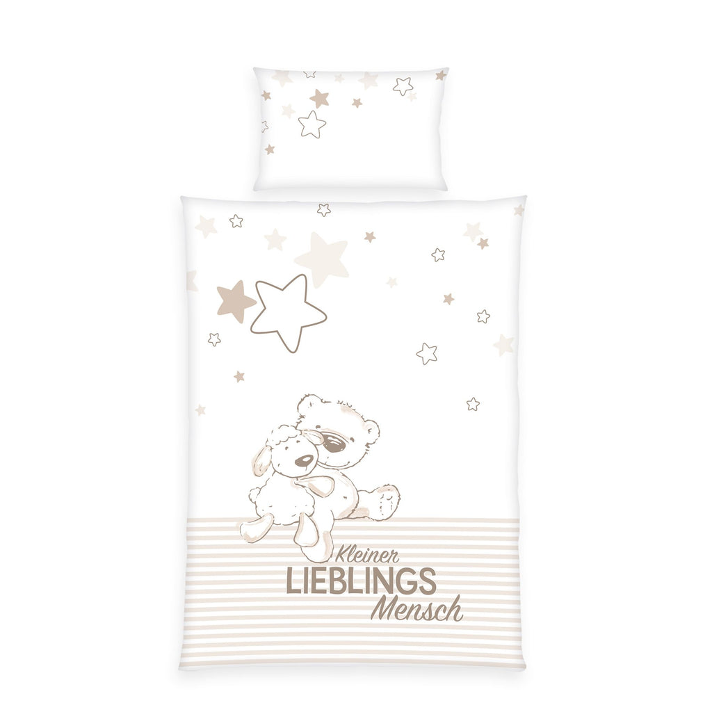 Produktansicht der Babybettwäsche freigestellt auf weißem Hintergrund; zeigt das gesamte Set bestehend aus dem Sternen-Kopfkissen und der Decke mit dem „Kleiner LIEBLINGS Mensch“-Motiv in der direkten Draufsicht.