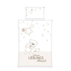 Produktansicht der Babybettwäsche freigestellt auf weißem Hintergrund; zeigt das gesamte Set bestehend aus dem Sternen-Kopfkissen und der Decke mit dem „Kleiner LIEBLINGS Mensch“-Motiv in der direkten Draufsicht.