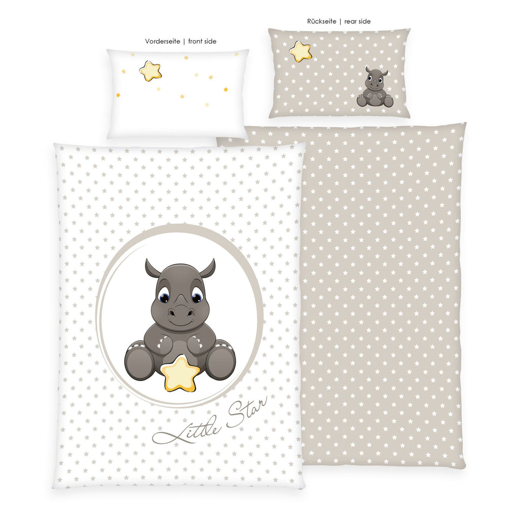 Produktübersicht der freigestellten Babybettwäsche mit Beschriftungen für Vorder- und Rückseite; veranschaulicht das weiße Nashorn-Design der Vorderseiten sowie das grau-beige Wendemuster mit Sternen auf den Rückseiten.