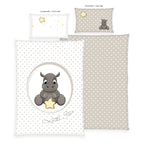 Produktübersicht der freigestellten Babybettwäsche mit Beschriftungen für Vorder- und Rückseite; veranschaulicht das weiße Nashorn-Design der Vorderseiten sowie das grau-beige Wendemuster mit Sternen auf den Rückseiten.