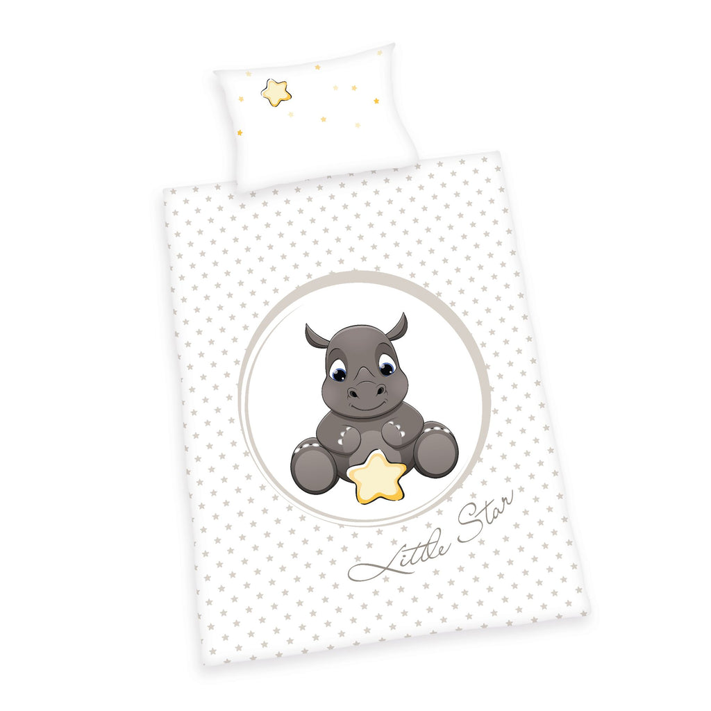 Produktansicht der Babybettwäsche freigestellt auf weißem Hintergrund; zeigt das komplette Set bestehend aus dem weißen Kissen mit gelben Sternen und dem Deckenbezug mit dem zentralen Nashorn-Motiv in der direkten Draufsicht.
