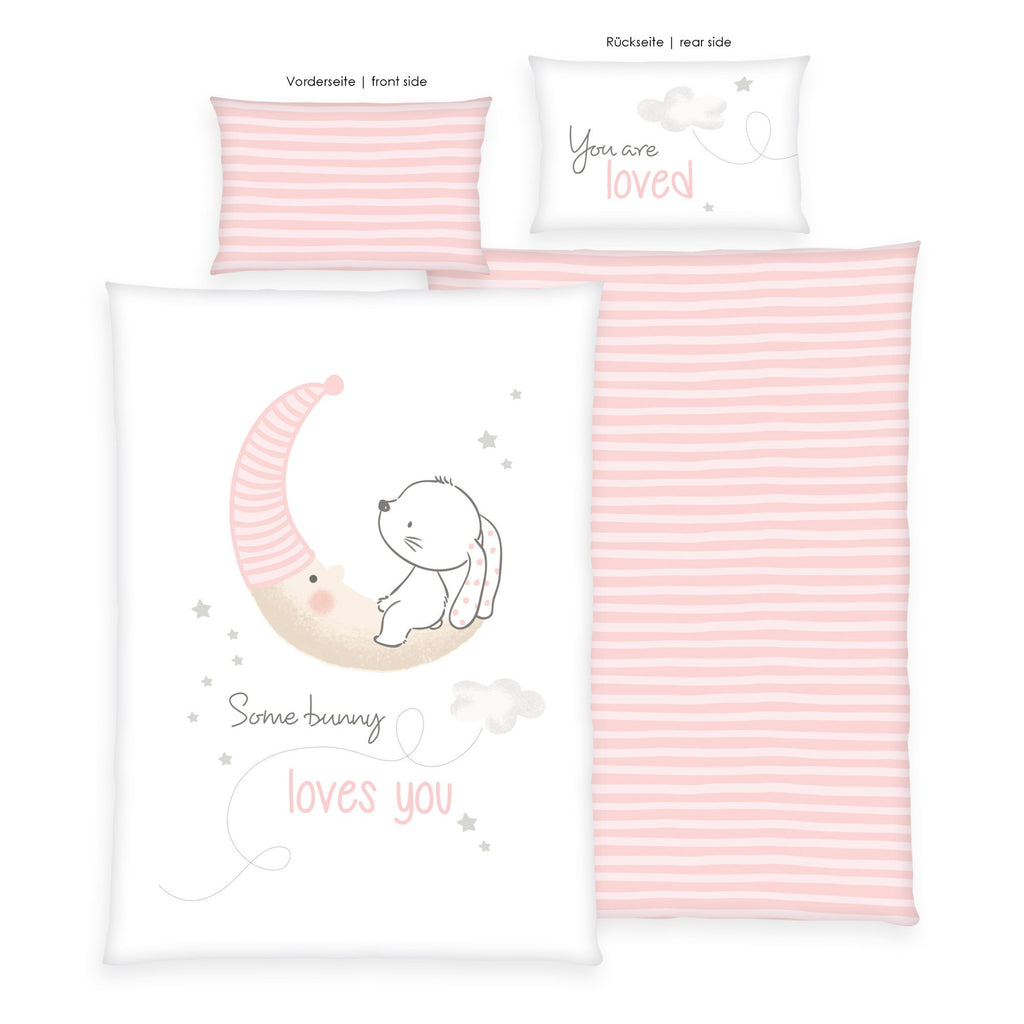 Produktübersicht der freigestellten Babybettwäsche mit Beschriftungen für Vorder- und Rückseite; veranschaulicht das weiße Hasen-Design der Decke und das rosa-weiß gestreifte Kissen der Vorderseiten sowie das zarte Wendedesign.