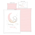Produktübersicht der freigestellten Babybettwäsche mit Beschriftungen für Vorder- und Rückseite; veranschaulicht das weiße Hasen-Design der Decke und das rosa-weiß gestreifte Kissen der Vorderseiten sowie das zarte Wendedesign.