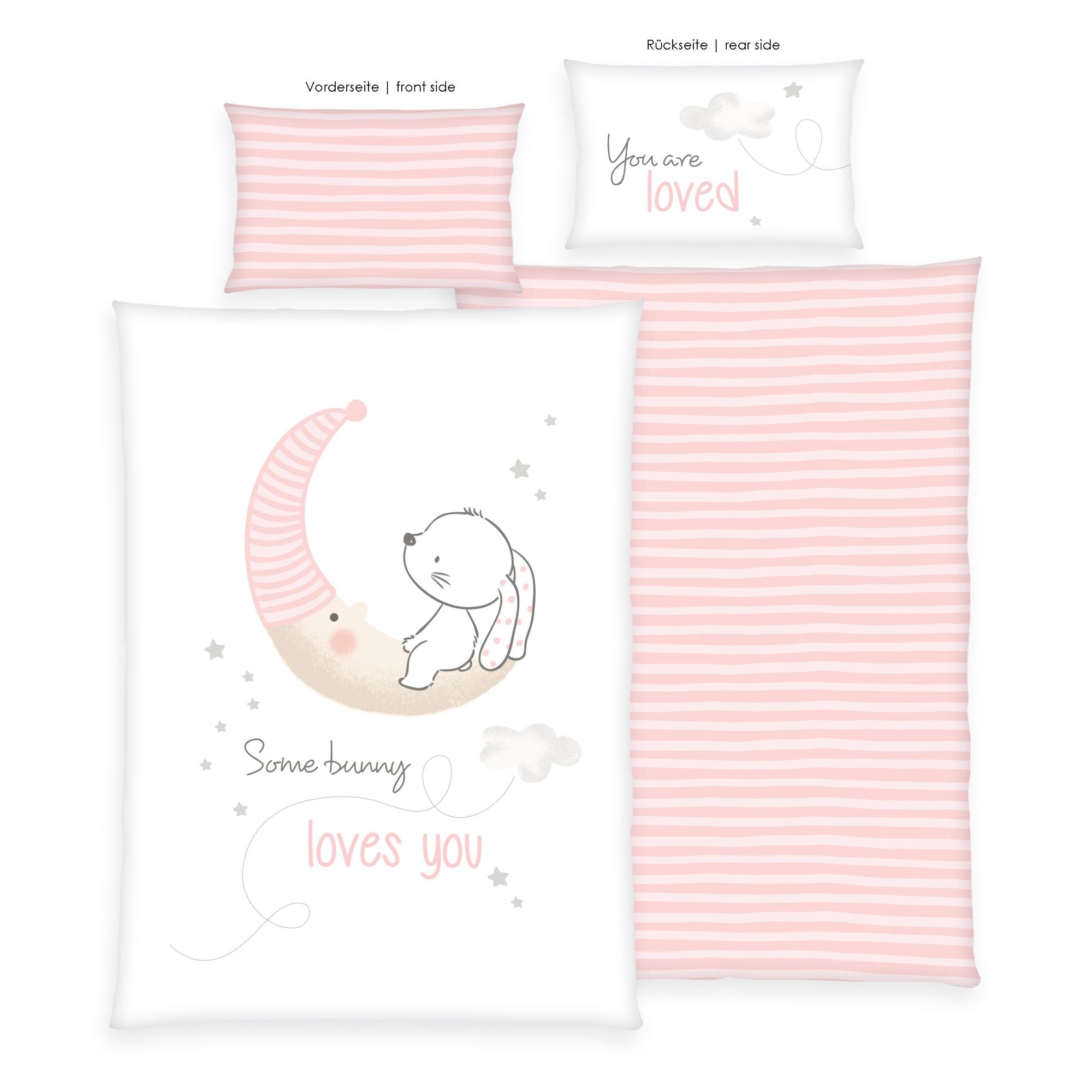 Produktübersicht der freigestellten Babybettwäsche mit Beschriftungen für Vorder- und Rückseite; veranschaulicht das weiße Hasen-Design der Decke und das rosa-weiß gestreifte Kissen der Vorderseiten sowie das zarte Wendedesign.