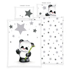 Produktübersicht der freigestellten Babybettwäsche mit Beschriftungen für Vorder- und Rückseite; veranschaulicht das Panda-Motiv der Decke und das Sternen-Kissen der Vorderseiten sowie das Allover-Sternenmuster der Rückseiten.