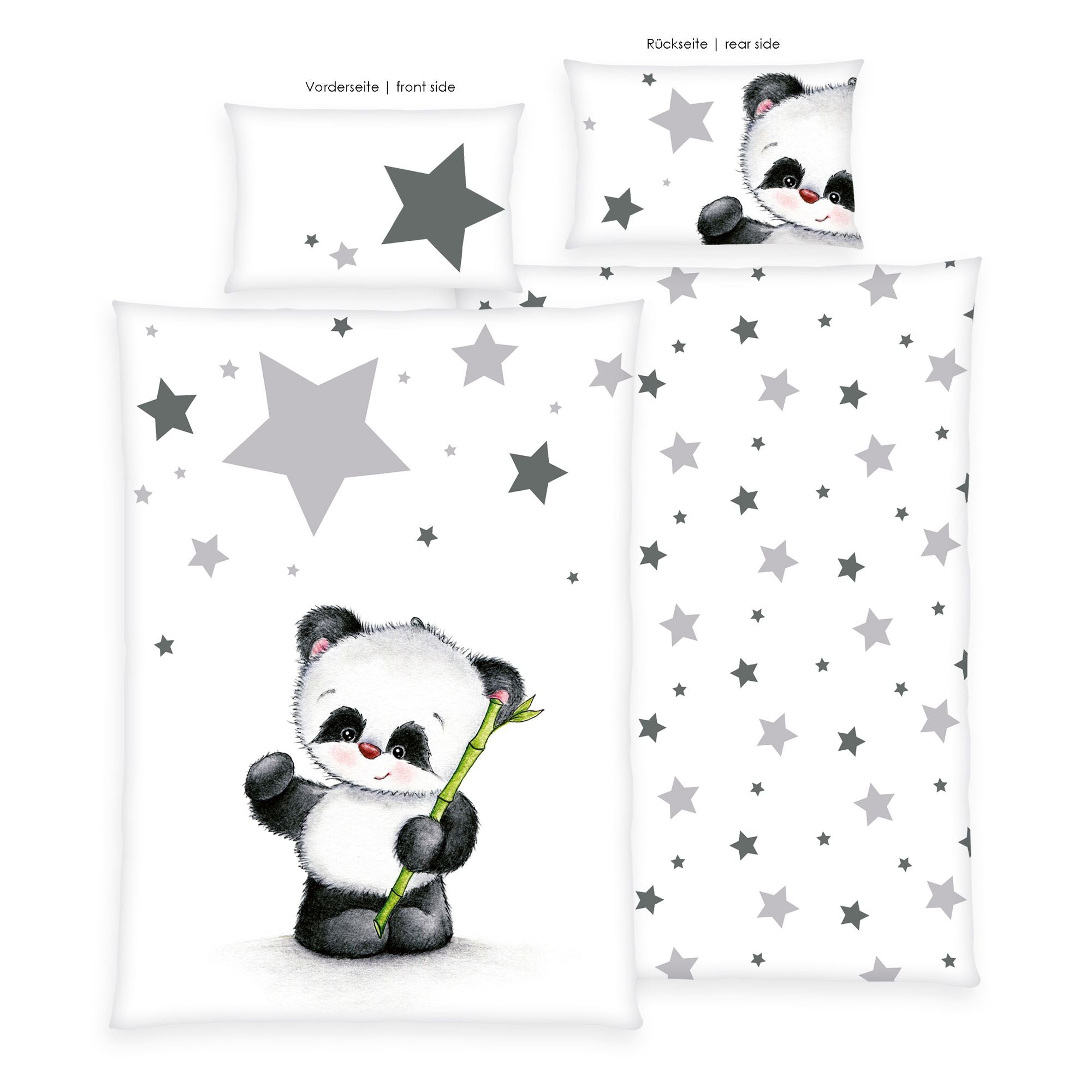 Produktübersicht der freigestellten Babybettwäsche mit Beschriftungen für Vorder- und Rückseite; veranschaulicht das Panda-Motiv der Decke und das Sternen-Kissen der Vorderseiten sowie das Allover-Sternenmuster der Rückseiten.
