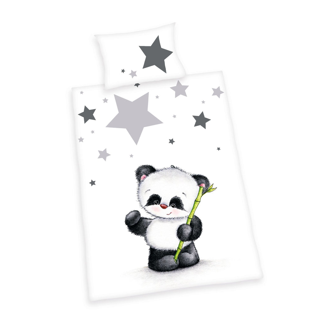 Produktansicht der Babybettwäsche freigestellt auf weißem Hintergrund; zeigt das komplette Set bestehend aus dem Kissen mit Sternen-Motiv und dem Deckenbezug mit dem zentralen Panda in der direkten Draufsicht.
