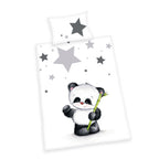 Produktansicht der Babybettwäsche freigestellt auf weißem Hintergrund; zeigt das komplette Set bestehend aus dem Kissen mit Sternen-Motiv und dem Deckenbezug mit dem zentralen Panda in der direkten Draufsicht.
