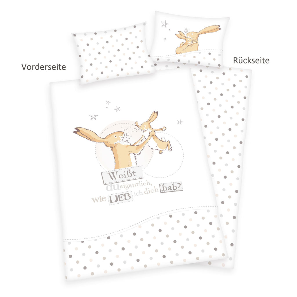 Produktübersicht der freigestellten Kinderbettwäsche mit Beschriftungen für Vorder- und Rückseite; veranschaulicht das Hasen-Motiv auf der Vorderseite der Decke und das Allover-Punktemuster der Rückseite sowie die beiden Kissenvarianten.