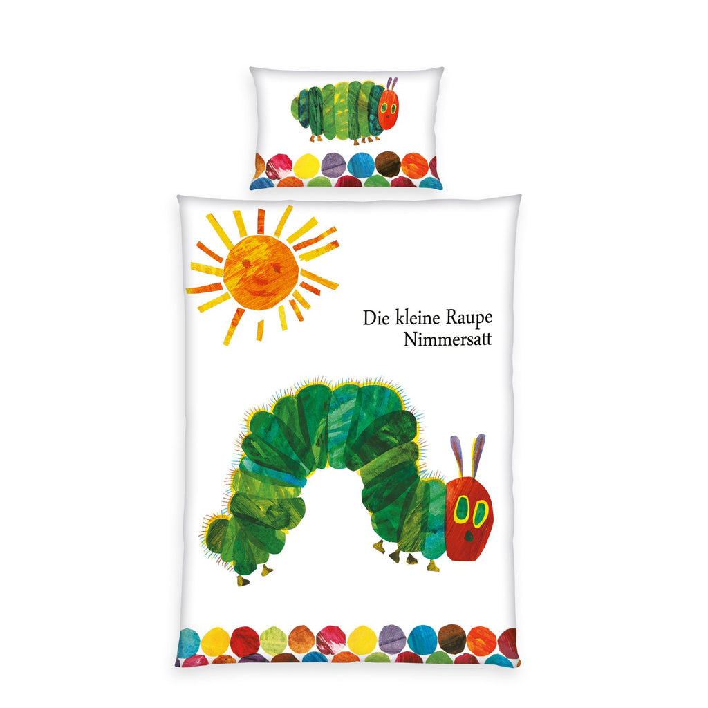 Produktansicht der Kinderbettwäsche freigestellt auf transparentem Hintergrund; zeigt das Set bestehend aus dem Raupen-Kopfkissen und dem Deckenbezug mit der Raupe und der Sonne in der direkten Draufsicht.