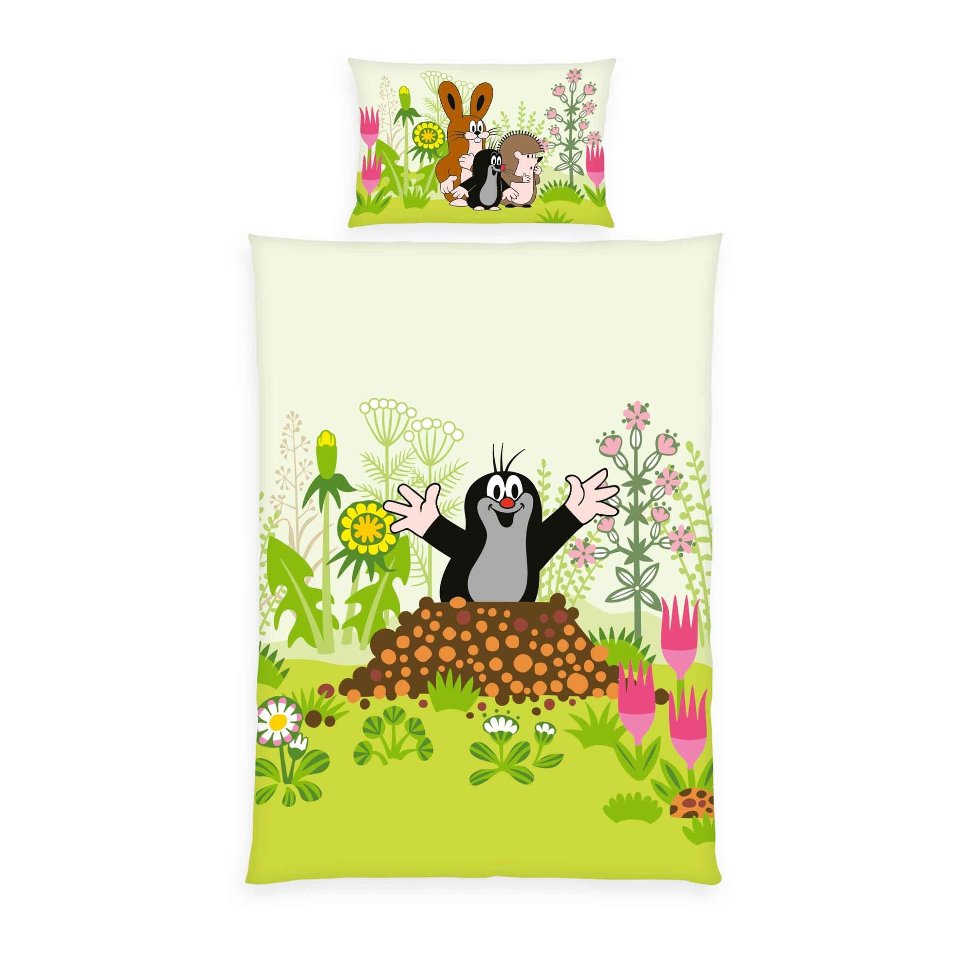 Produktansicht der Kinderbettwäsche freigestellt auf weißem Hintergrund; zeigt das Set bestehend aus dem Kopfkissen mit dem Maulwurf, Hasen und Igel sowie dem Deckenbezug mit dem zentralen Maulwurfshügel-Motiv in der direkten Draufsicht.