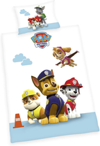 Produktansicht der PAW Patrol Kinderbettwäsche freigestellt auf weißem Hintergrund; zeigt das Set bestehend aus dem Deckenbezug mit Chase, Marshall, Rubble und Skye sowie dem Kopfkissen mit Rocky und Marshall in der direkten Draufsicht.