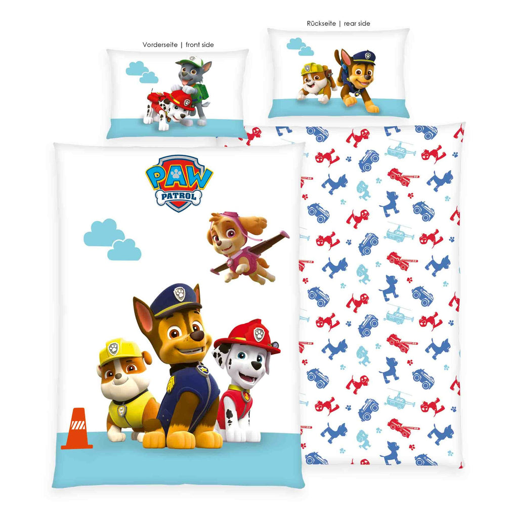 Produktübersicht der freigestellten Kinderbettwäsche mit Beschriftung für Vorder- und Rückseite; zeigt die Decke mit dem Welpen-Hauptmotiv, die gemusterte Rückseite und beide Kissen-Designs.