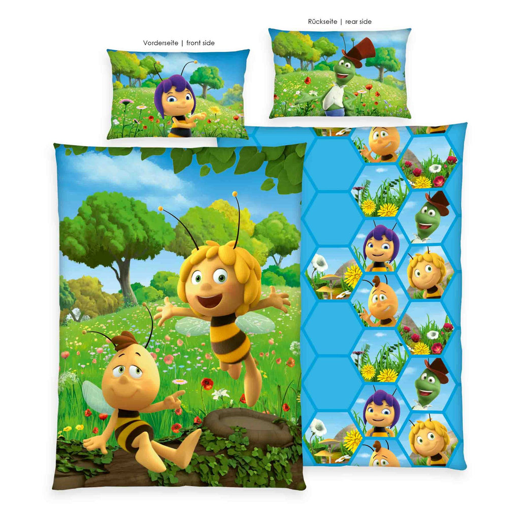 Produktübersicht der freigestellten Kinderbettwäsche mit Beschriftung für Vorder- und Rückseite; zeigt die Decke mit dem Maja-und-Willi-Hauptmotiv, die hellblaue Rückseite mit Waben-Muster und beide Kissen-Designs.