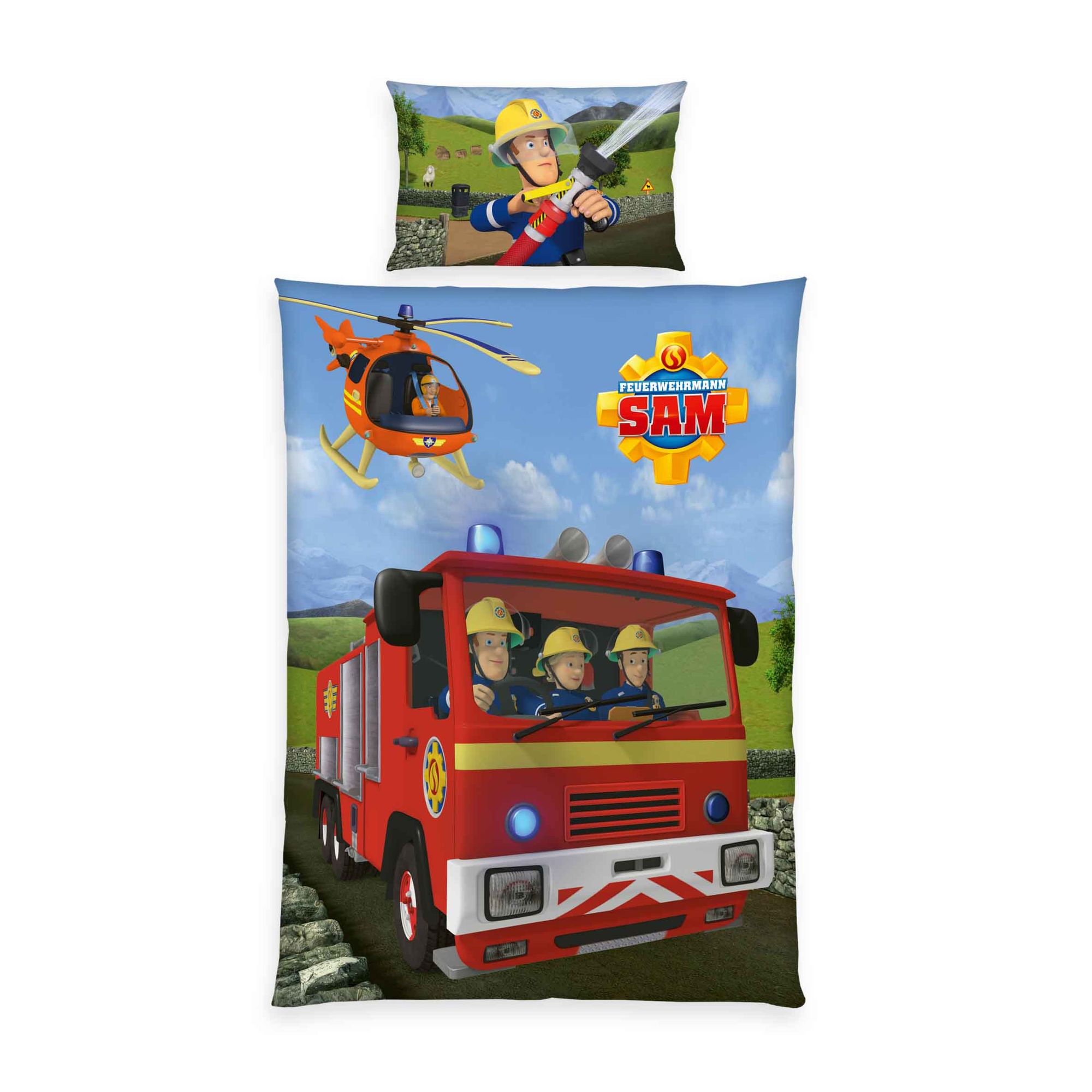 Produktansicht der Kinderbettwäsche freigestellt auf weißem Hintergrund; zeigt das Set bestehend aus dem Kissen mit Sam beim Löscheinsatz und dem Deckenbezug mit dem großen roten Einsatzwagen in der direkten Draufsicht.