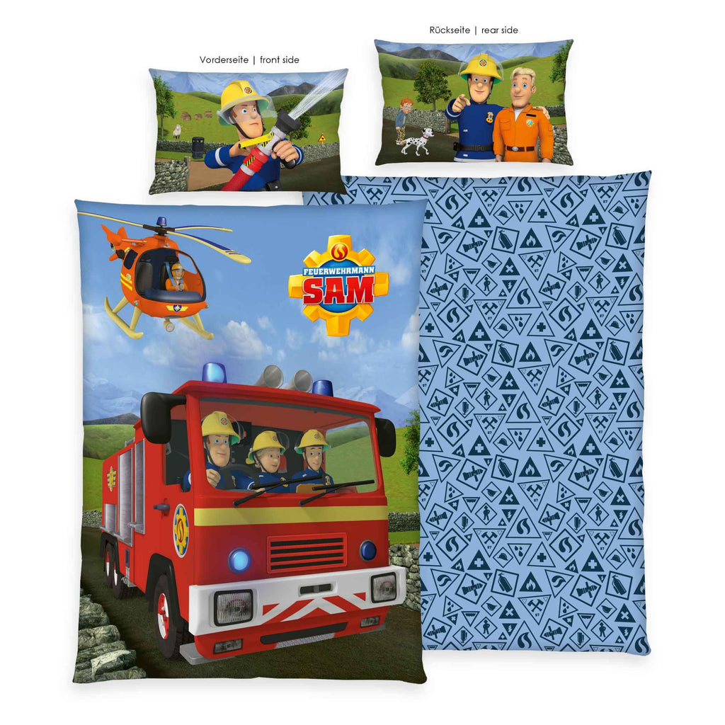 Produktübersicht der freigestellten Kinderbettwäsche mit Beschriftung für Vorder- und Rückseite; veranschaulicht das Hauptmotiv mit dem großen Feuerwehrauto und Hubschrauber sowie das Allover-Symbolmuster der Rückseite und beide Kissen-Designs.