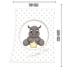 Produktansicht der Baby-Kuscheldecke freigestellt auf weißem Hintergrund mit Maßangaben; zeigt die Abmessungen von 75 x 100 cm für das Design mit dem Nashorn-Baby.