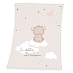 Produktansicht der Babydecke freigestellt auf weißem Hintergrund; zeigt das gesamte Design mit dem träumenden Bären auf der Wolke und den Sternen- und Mondelementen in einer klaren, geraden Draufsicht.