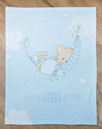 Draufsicht der Babydecke flach ausgebreitet auf hellem Holzboden; zeigt den schlafenden Tiger mit seinen Kuscheltieren in einer Hängematte und den Spruch „ALL OF ME LOVES ALL OF YOU“.
