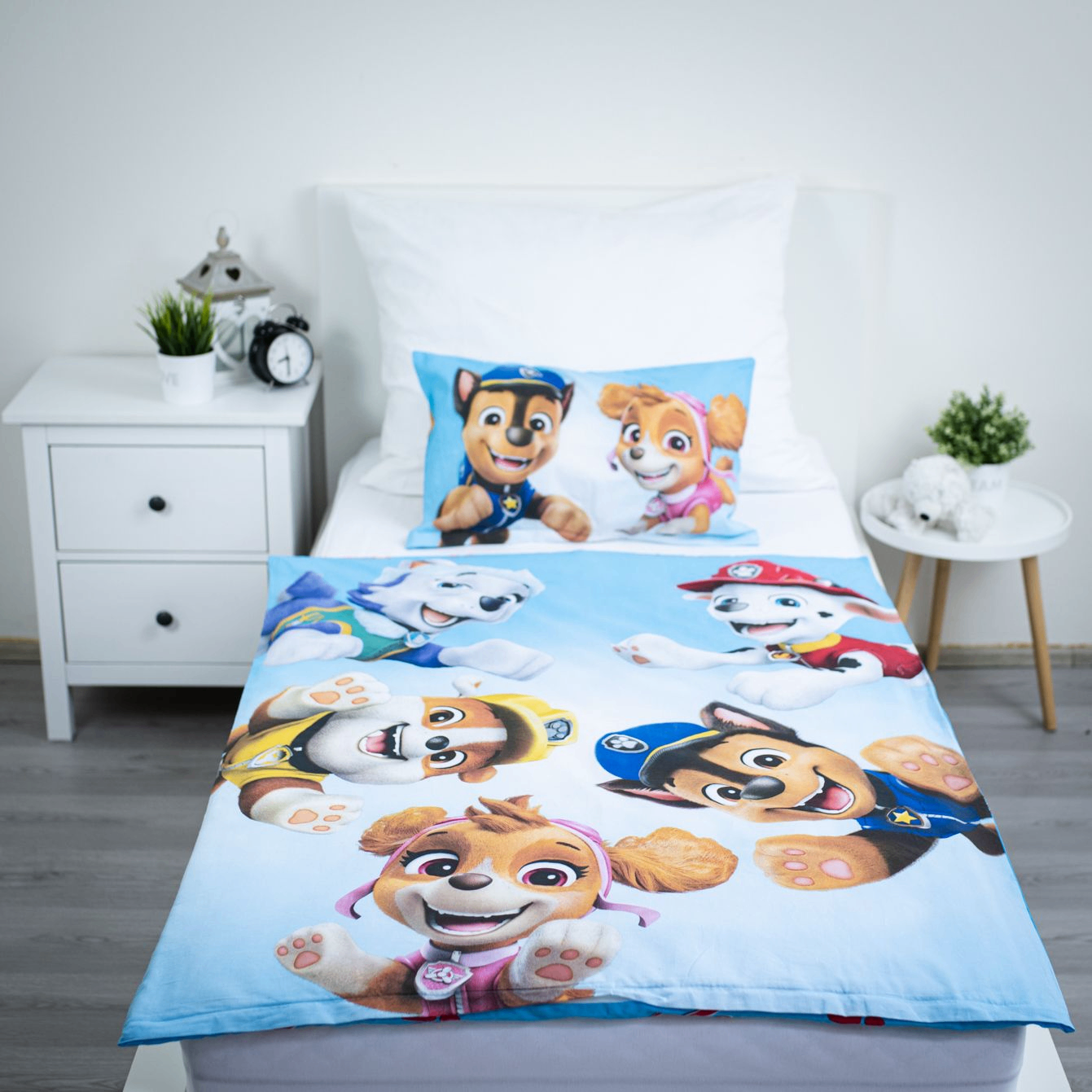 Ambiente-Aufnahme des Kinderbettes mit der Hauptseite der Bettwäsche; zeigt das großflächige Motiv mit den fröhlichen Paw Patrol Helden Chase, Skye, Marshall, Rubble und Everest auf dem Bettbezug.