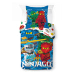 Produktansicht des Sets freigestellt auf weißem Hintergrund; zeigt die geordnete Draufsicht des blauen Deckenbezugs mit dem Schriftzug „NINJAGO“ und das Kissenbezug-Motiv.