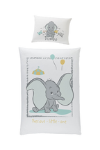 Produktansicht freigestellt auf transparentem Hintergrund; zeigt die gerade Draufsicht des weißen Deckenbezugs mit dem zentralen Dumbo-Motiv und dem Schriftzug „Precious little one“ sowie das passende Kopfkissen darüber.
