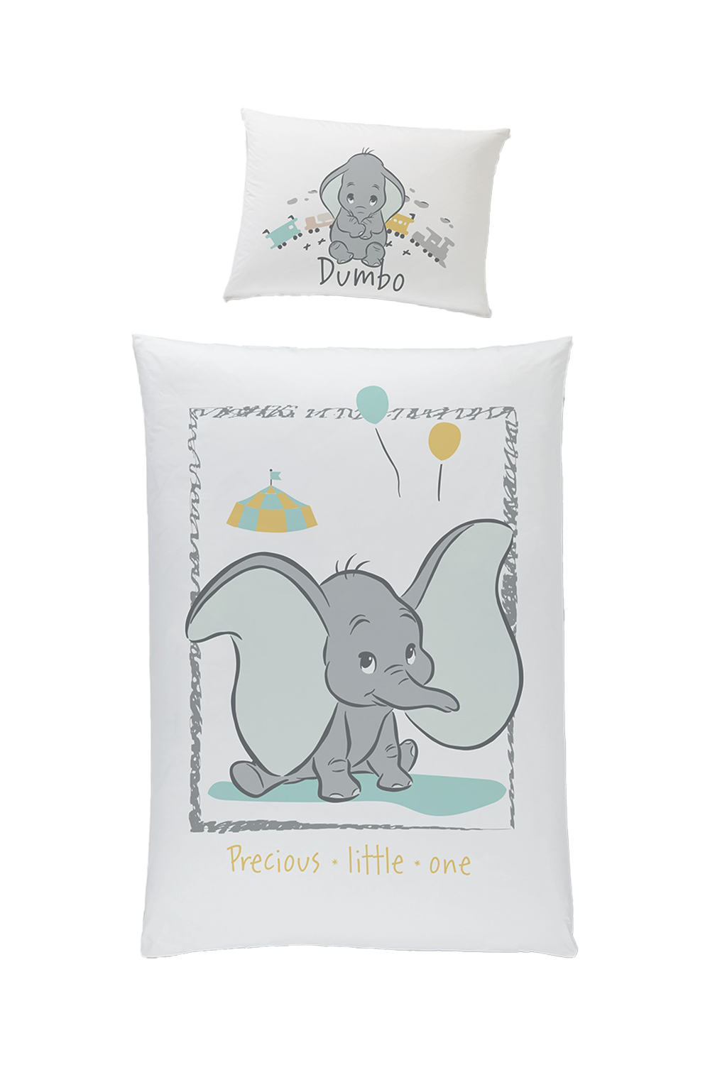 Produktansicht freigestellt auf transparentem Hintergrund; zeigt die gerade Draufsicht des weißen Deckenbezugs mit dem zentralen Dumbo-Motiv und dem Schriftzug „Precious little one“ sowie das passende Kopfkissen darüber.