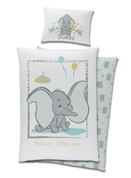 Produktansicht freigestellt auf weißem Hintergrund; zeigt den Kissenbezug mit kleinem Dumbo-Motiv und den Deckenbezug mit dem großen Hauptmotiv, während dahinter die hellgrüne Wendeseite mit einem Allover-Muster leicht sichtbar wird.
