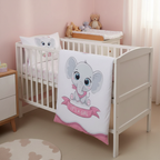 Dekorative Lifestyle-Aufnahme im Kinderzimmer; die Babydecke ist so über das vordere Gitter des weißen Bettes gehängt, dass das sitzende Elefanten-Motiv im Vordergrund optimal zur Geltung kommt.