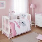 Stimmungsvolle Raumsituation im harmonisch eingerichteten Mädchenzimmer; zeigt das bezogene Babybett in der Seitenansicht neben einer weißen Kommode, einer Stehlampe und einem kleinen Plüschelefanten, der auf dem Bettrand sitzt.