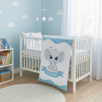Dekorative Lifestyle-Aufnahme im Kinderzimmer; die Babydecke ist so über das vordere Gitter des weißen Gitterbettes gehängt, dass das Elefanten-Motiv und das wellenförmige blaue Abschluss-Design im Vordergrund perfekt zur Geltung kommen.