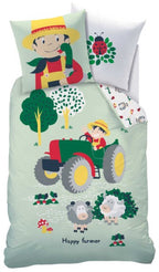 Traktor Bettwäsche Trecker Happy Farmer 135 x 200 cm 80 x 80 cm Baumwolle. Freigestellte Produktgrafik des Bauernhof-Bettwäsche-Sets auf weißem Hintergrund mit Traktor-, Schaf-, Marienkäfer- und Bauern-Motiven.
