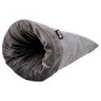 Schlafsack Charles Silber Schlafhöhle Kaninchen Meerschweinchen. Freigestellte Produktansicht: Ein grauer, kegelförmiger Kleintier-Kuschelsack „Rozy“ mit weichem Plüschfutter und Leinenaußenseite.